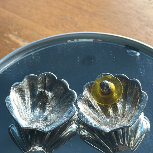Shell shaped silver tone post earrings - Picture 3 of 3
